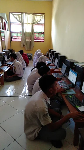 Foto tampak depan gedung SMK Pelita Cianjur